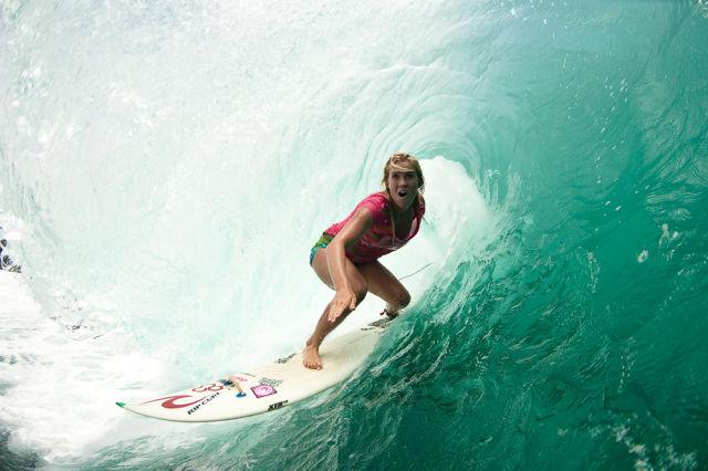 O blondă puternică. A revenit la surf după ce a fost aproape devorată de rechini 163188