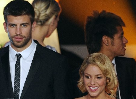 Shakira şi jucătorul lui FC Barcelona, Gerard Pique, vor avea un băieţel
