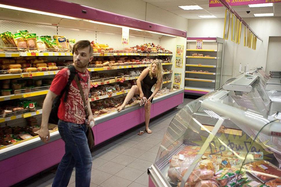 Zboară, puiule, zboară... dacă mai poţi! Hoaţa care a plecat cu pasărea între picioare dintr-un supermarket 163057