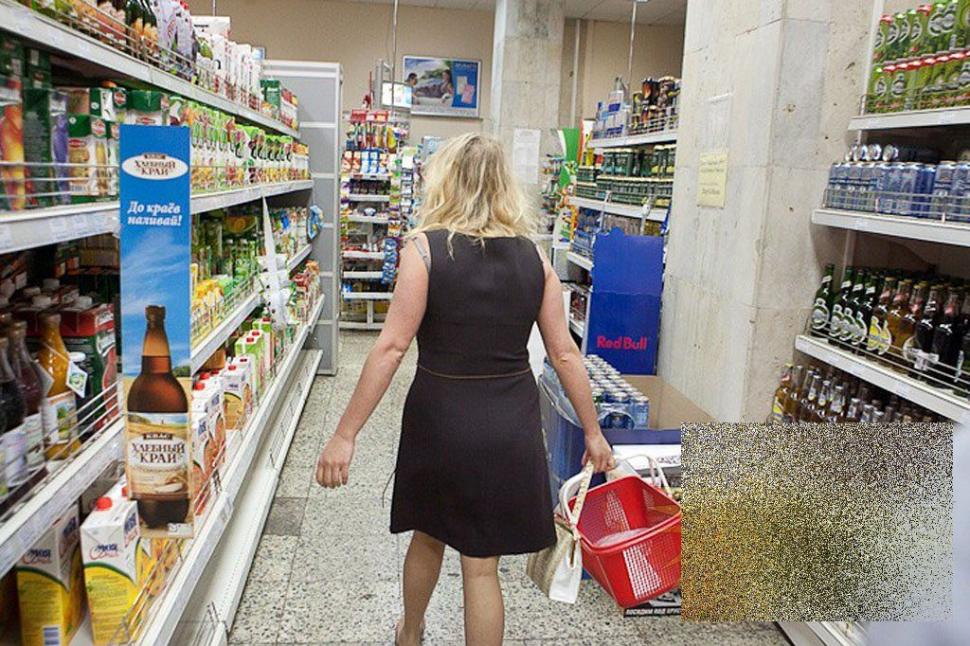 Zboară, puiule, zboară... dacă mai poţi! Hoaţa care a plecat cu pasărea între picioare dintr-un supermarket 163063