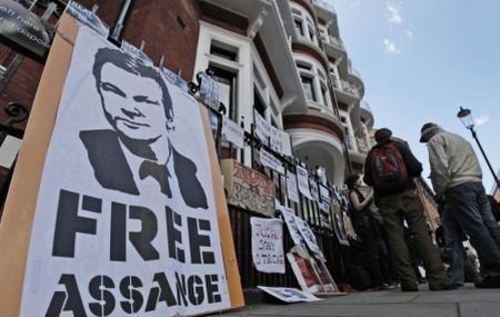   Ce a declarat Assange despre decizia Ecuadorului de a-i acorda azil politic