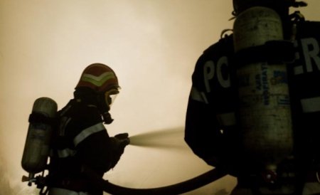 Incendiu într-un bloc din Ploieşti. Un bărbat cu handicap a murit şi zeci de locatari au fost evacuaţi