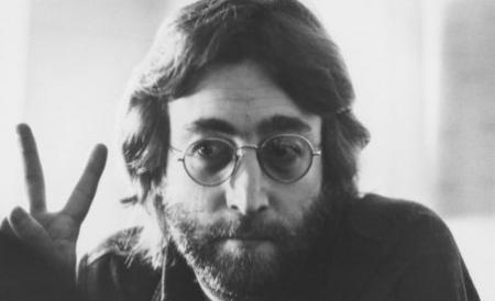Vila lui John Lennon, scoasă la vânzare. Află cât te costă să locuieşti în casa unei legende 