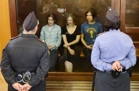 Membrele trupei Pussy Riot din Rusia, condamnate la câte doi ani de închisoare pentru &quot;huliganism&quot;