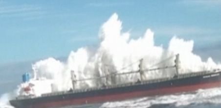 O furtună puternică a provocat eşuarea unei nave maritime în Oceanul Pacific 
