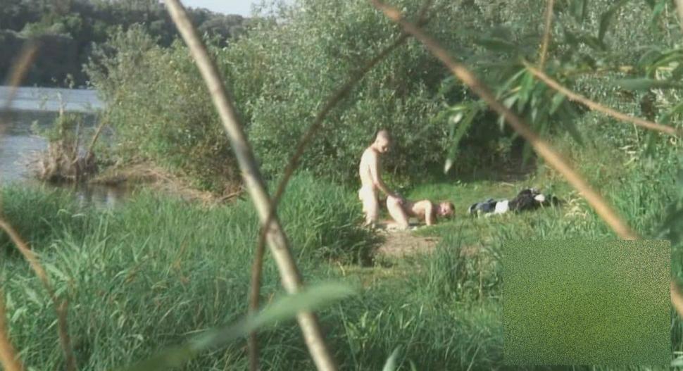 Şi-au făcut curaj cu-o bere, apoi s-au pus pe treabă. Nu ştiau că cineva îi fotografiază în fiecare minut al partidei 163622