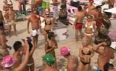 Distracţie fără limite în Mamaia: Fetele dansează topless şi îşi fac de cap sub tunul de spumă