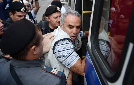 Marele maestru internaţional Garry Kasparov, reţinut de poliţiştii moscoviţi în timpul unui protest. De ce este acuzat şahistul