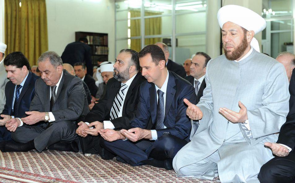 Bashar al-Assad, într-o moschee din Damasc. Preşedintele sirian a apărut după multă vreme în public 163869