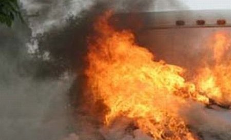 Incendiu în trafic, la Oradea. Un camion-şcoală a luat foc în timpul examenului unei femei