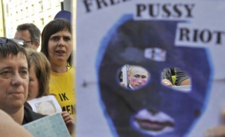 Poliţia moscovită, pe urmele celorlalte membre Pussy Riot care au participat la rugăciunea anti-Putin