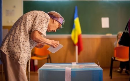 Premieră pentru justiţia română. Tot mai mulţi oameni se autodenunţă pentru că au votat la referendum. Fost militar, în cârje la Parchet 