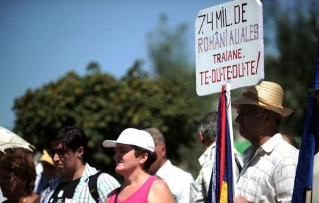 &quot;Băsescu nu uita, România nu-i a ta!&quot; răsună în Piaţa Unirii din Cluj, după decizia CC de invalidare a referendumului