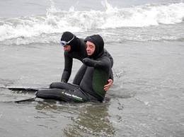 Un înotător fără mâini şi picioare a traversat strâmtoarea Bering