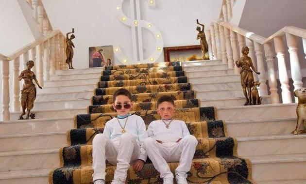 Palatele romilor bogaţi din Buzescu, imortalizate de fotografii revistei National Geographic  164176