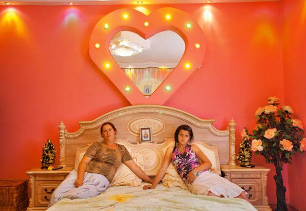 Palatele romilor bogaţi din Buzescu, imortalizate de fotografii revistei National Geographic  164177