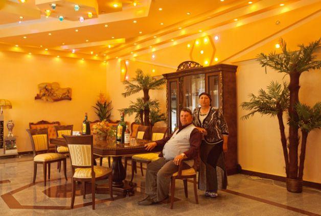 Palatele romilor bogaţi din Buzescu, imortalizate de fotografii revistei National Geographic  164178