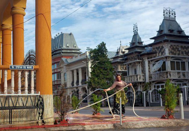 Palatele romilor bogaţi din Buzescu, imortalizate de fotografii revistei National Geographic  164179