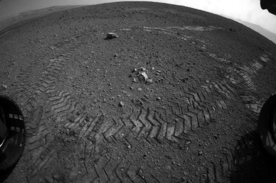 Aventura robotului Curiosity pe Marte continuă. Primele urme lăsate pe solul marţian. Ce zone a mai explorat roverul  164357