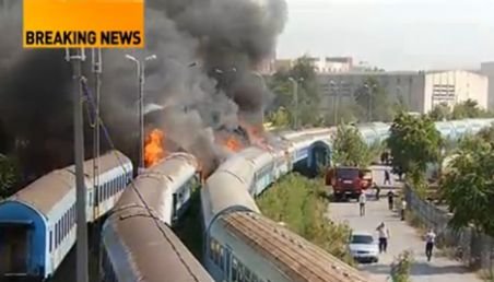 Incendiul de sub Podul Grand a fost stins. Au fost afectate 11 vagoane de călători 