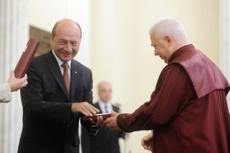 Petre Lăzăroiu, judecătorul CCR care l-a &quot;scăpat&quot; pe Băsescu de plata a 1,1 milioane de euro în 2002 