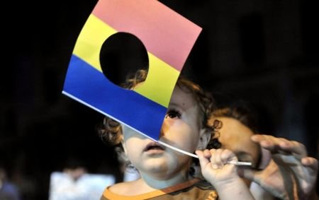 Protestele iau amploare în ţară. Tot mai mulţi români ies în stradă să protesteze faţă de întorcerea lui Băsescu la Cotroceni
