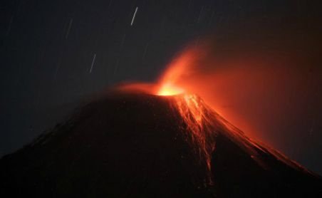 Un vulcan din Ecuador a erupt. Sute de oameni au fost evacuaţi, iar recoltele distruse