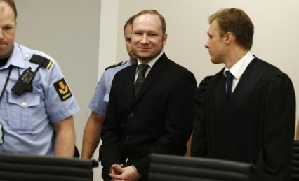 A primit verdictul cu zâmbetul pe buze. Anders Breivik, monstrul din Norvegia, a fost condamnat la 21 de ani de închisoare