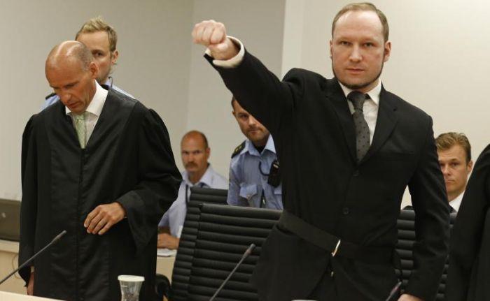 A primit verdictul cu zâmbetul pe buze. Anders Breivik, monstrul din Norvegia, a fost condamnat la 21 de ani de închisoare 164511