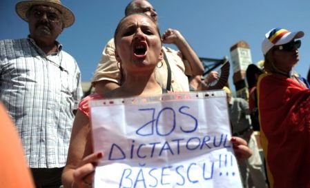 &quot;Băsescu, poporul nu te vrea!&quot; &quot;Aspazia, ai trădat!&quot; Protestele din ţară faţă de invalidarea referendumului continuă