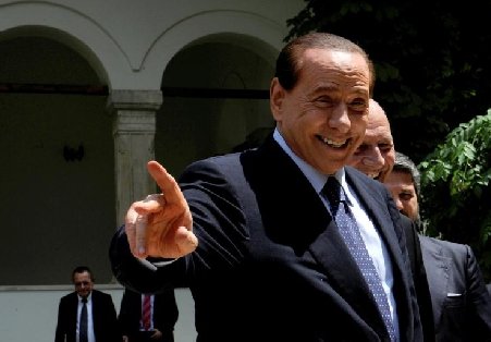 O starletă germană, însărcinată cu Berlusconi, îi anunţă iminenta întoarcere în politică