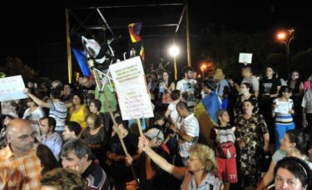Peste 150 de persoane participă la un miting anti-Băsescu în Piaţa Universităţii