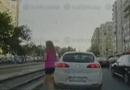 Imagini şocante. O tânără care traversa strada neregulamentar a fost lovită în plin de un tramvai