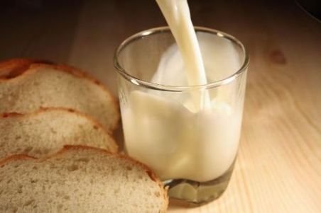 Laptele şi pâinea se vor scumpi din cauza secetei. Cu cât vor creşte preţurile