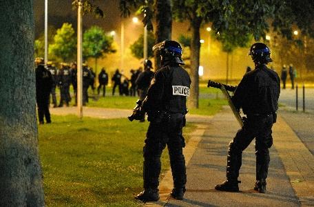 Paris. Doi poliţişti au fost răniţi în cursul unor confruntări armate în cartierul Grande Borne