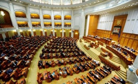 Camera Deputaţilor şi Senatul se reunesc luni pentru citirea hotărârii CC privind referendumul