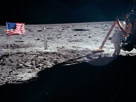 Neil Armstrong a fost primul om care a călcat pe Lună. Vezi aici înregistrarea momentului istoric