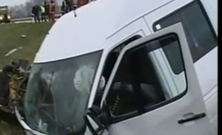 Accident grav pe DN1, în Braşov: Trei morţi şi trei răniţi după ciocnirea dintre un autoturism şi un microbuz