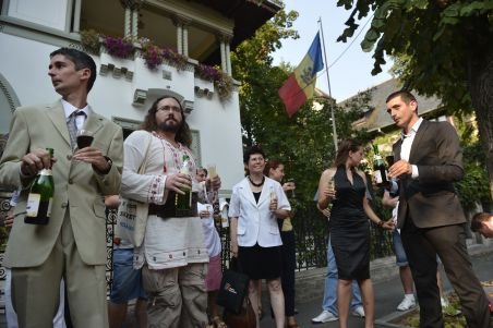 Două asociaţii cer ca Ziua Republicii Moldova să devină sărbătoare legală şi în România