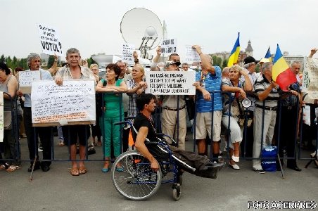 Protest anti-Băsescu vizavi de Palatul Parlamentului: „Parlament, eşti dator să ne scapi de dictator“