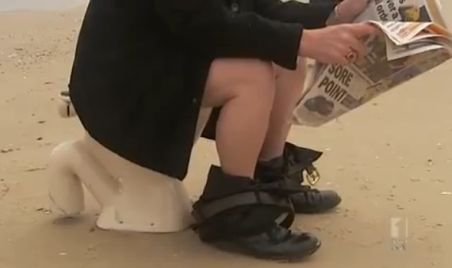 Protest cu pantalonii în vine! Ce i-a făcut pe aceşti oameni să iasă cu WC-urile pe plajă 
