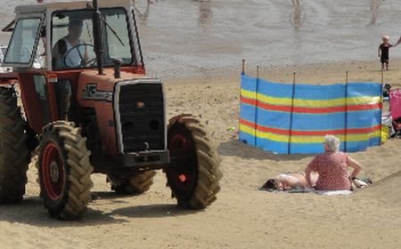 Puteau să fie striviţi de tractor chiar în timp ce se relaxau la plajă. Mamele şi-au tras speriate copiii din calea mastodontului