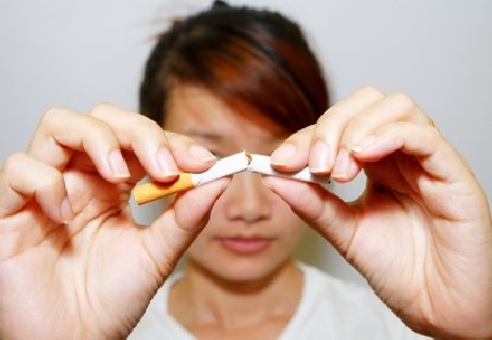 Studiu: Exerciţiile fizice pot calma pofta de ţigară sau pot chiar ajuta fumătorii să renunţe complet