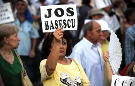 Vor ieşi în stradă în fiecare zi, până când Băsescu nu va mai fi preşedinte. Sute de oameni au manifestat în Piaţa Universităţii din Capitală