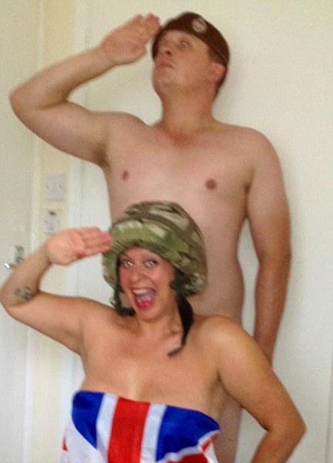 Goi-puşcă pentru prinţul Harry! Sute de oameni se dezbracă în sprijinul prinţului şi postează pozele pe Facebook 164957