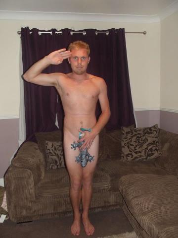 Goi-puşcă pentru prinţul Harry! Sute de oameni se dezbracă în sprijinul prinţului şi postează pozele pe Facebook 164959