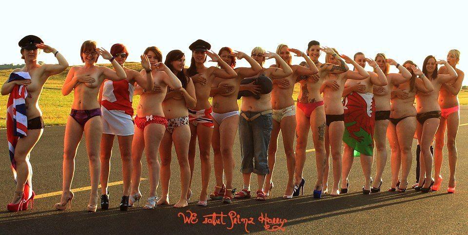 Goi-puşcă pentru prinţul Harry! Sute de oameni se dezbracă în sprijinul prinţului şi postează pozele pe Facebook 164960