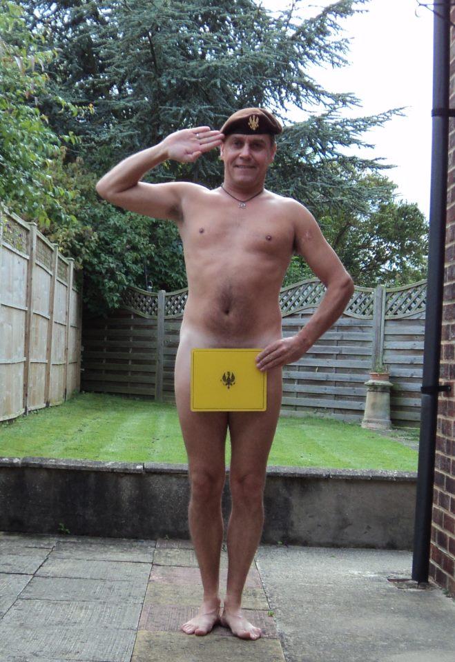 Goi-puşcă pentru prinţul Harry! Sute de oameni se dezbracă în sprijinul prinţului şi postează pozele pe Facebook 164961