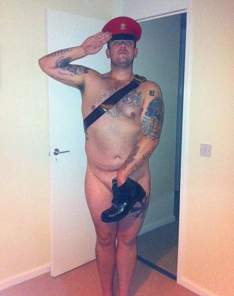 Goi-puşcă pentru prinţul Harry! Sute de oameni se dezbracă în sprijinul prinţului şi postează pozele pe Facebook 164964