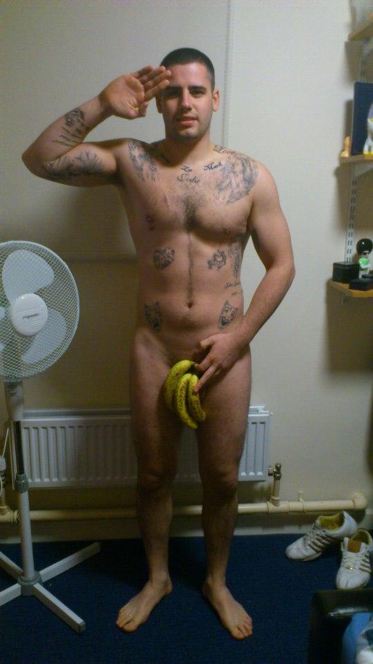 Goi-puşcă pentru prinţul Harry! Sute de oameni se dezbracă în sprijinul prinţului şi postează pozele pe Facebook 164968